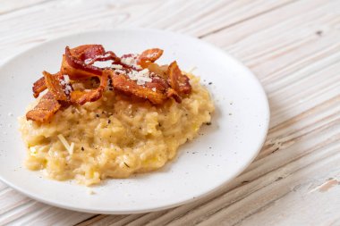 Çıtır pastırmalı ve peynirli risotto.