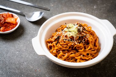 Kore sıcak ve baharatlı anlık noodle kimchi - Kore yemeği tarzı ile