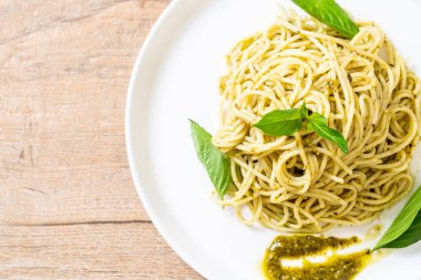 Homamade spagetti pesto sos, zeytin yağı ve fesleğen yaprakları ile.