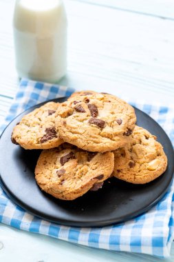 Tabağında çikolata parçaları olan kurabiyeler.