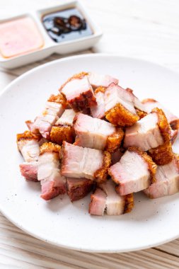 Kıtır kıtır domuz eti mi yoksa kızarmış domuz eti mi?