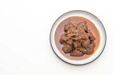 Beyaz arka plan üzerinde izole ot ile domuz eti güveç