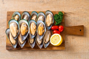 malzemelerle ahşap tahta üzerinde taze midye