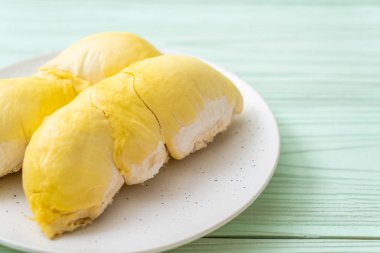 Ahşap zemin üzerinde taze Durian meyvesi