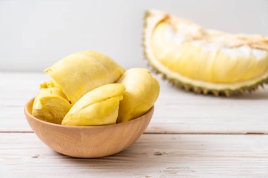 Ahşap zemin üzerinde taze Durian meyvesi