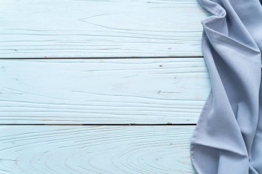 mutfak bezi (peçete) kopya alanı mavi ahşap zemin üzerine