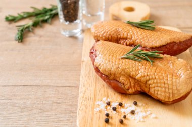 taze çiğ ördek göğsü malzemelerle ahşap tahta üzerinde