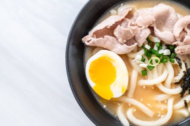 udon erişteli domuz çorbası Japon usulü.