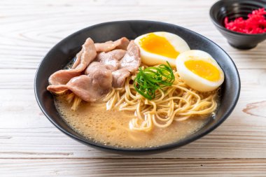 domuz eti ve yumurta - Japon tarzı ile TONKOTSU ramen erişte