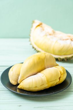 Ahşap zemin üzerinde taze Durian meyvesi