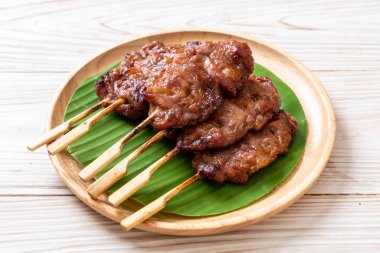 Beyaz pilavlı ızgara süt domuzu. Tayland sokak yemeği tarzı.