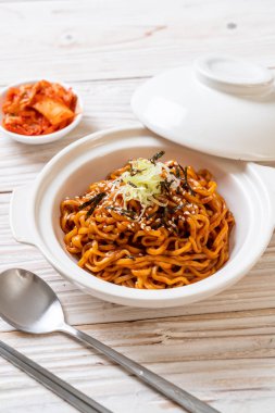 Kore sıcak ve baharatlı anlık noodle kimchi - Kore yemeği tarzı ile