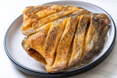 Çıtır Gouramy balık Beyaz plaka üzerinde