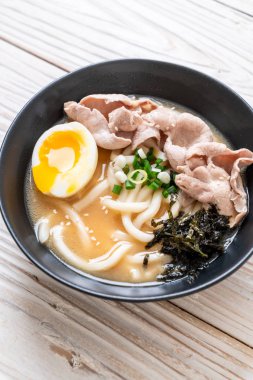 udon erişteli domuz çorbası Japon usulü.
