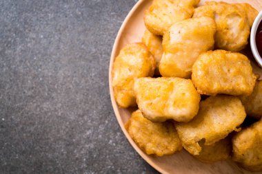 Soslu tavuk nugget, sağlıksız yemek.