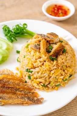 gevrek gurami balığı - Asya gıda tarzı ile kızarmış pilav