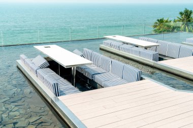 boş masa ve sandalye deniz manzaralı restoranda