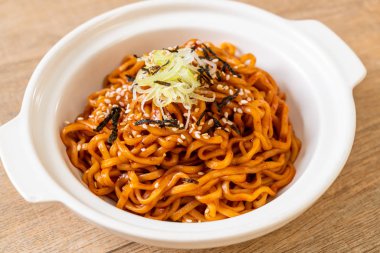 Kore sıcak ve baharatlı anlık noodle kimchi - Kore yemeği tarzı ile