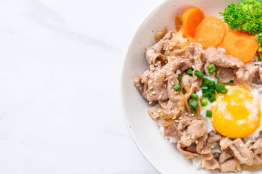 Donburi, domuz eti Pilav kasesi onsen yumurta ve sebze - Japon gıda tarzı