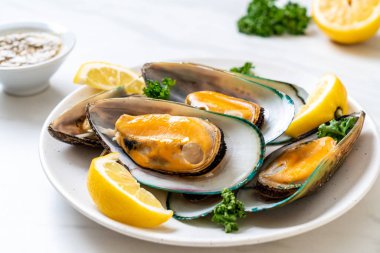 deniz ürünleri midye maydanoz ve limon ile