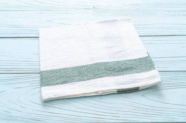 mutfak bezi (peçete) kopya alanı mavi ahşap zemin üzerine