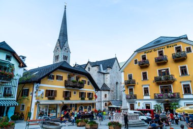 Hallstatt, Avusturya - 29 Ağustos 2018: kasaba meydanında Hallstatt, Avusturya. Hallstatt Avusturya Alplerinde Hallstatter gölde bulunan ve Unesco Dünya Mirası bölgeye göre terfi tarihi köydür.