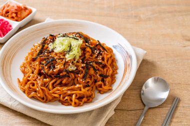 Kore sıcak ve baharatlı anlık noodle kimchi - Kore yemeği tarzı ile