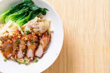 yumurta noodle ile kırmızı kavrulmuş domuz ve mantı - Asya gıda tarzı