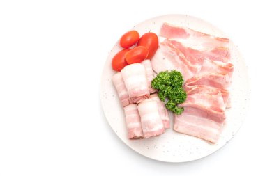 Dilimlenmiş domuz pastırması beyaz arka planda izole edilmiş.