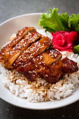 tepesinde ekmek kapısı üzerinde teriyaki soslu ızgara tavuk