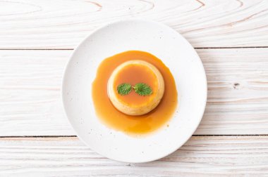 Naneli ev yapımı karamel kremalı puding.