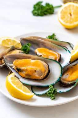 deniz ürünleri midye maydanoz ve limon ile