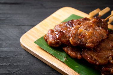 Beyaz pilavlı ızgara süt domuzu. Tayland sokak yemeği tarzı.