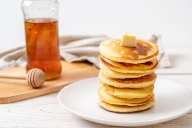 tereyağı ve bal ile krep yığını