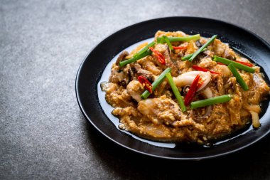 Karıştırılmış kalamar ya da tuzlu yumurtalı ahtapot - Asya deniz ürünleri tarzı