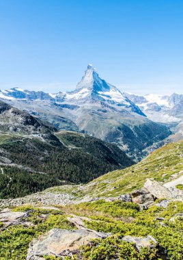 İsviçre, Zermatt 'taki Matterhorn zirvesi manzaralı güzel bir dağ manzarası..
