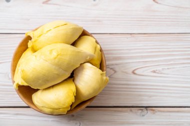 Ahşap zemin üzerinde taze Durian meyvesi