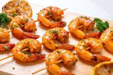 Limon - deniz ürünleri tarzı ile ızgara kaplan karides şiş