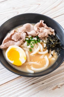 udon erişteli domuz çorbası Japon usulü.