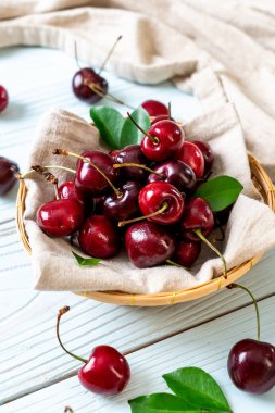 Ahşap arka planda taze kirazlar