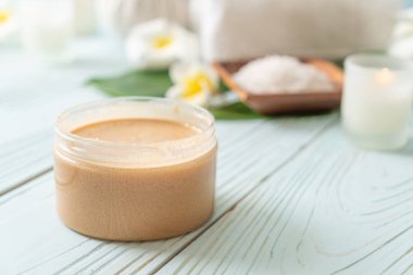 Ahşap zemin üzerine kurulmuş kaplıca tedavileri - Güzellik konsepti