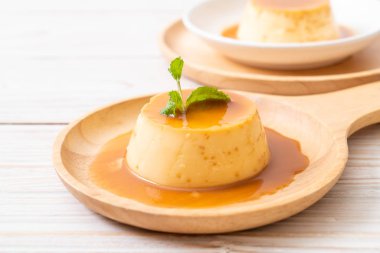 Naneli ev yapımı karamel kremalı puding.