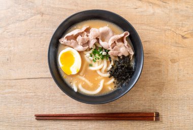 udon erişteli domuz çorbası Japon usulü.