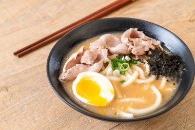 udon erişteli domuz çorbası Japon usulü.