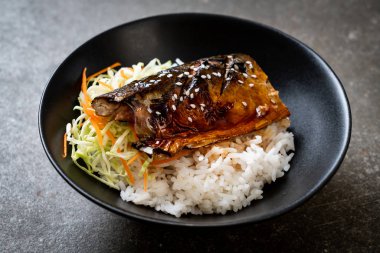 saba balık tepesinde tabağı - Japon tarzı üzerinde teriyaki soslu ızgara