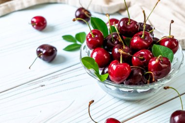 Ahşap arka planda taze kirazlar