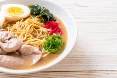 domuz eti ve yumurta - Japon tarzı ile TONKOTSU ramen erişte