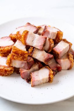 Kıtır kıtır domuz eti mi yoksa kızarmış domuz eti mi?