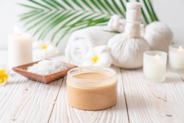 Ahşap zemin üzerine kurulmuş kaplıca tedavileri - Güzellik konsepti