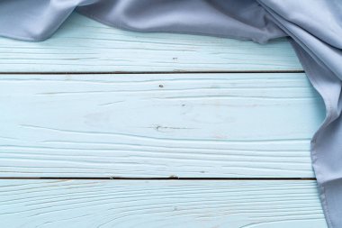 mutfak bezi (peçete) kopya alanı mavi ahşap zemin üzerine